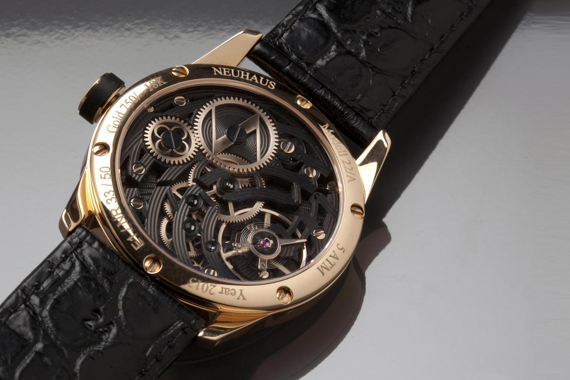 Einzeigeruhr von NEUHAUS Timepieces, Sondermodell JANUS DS Roman Gold, handfinissiertes rotgoldenes Werk